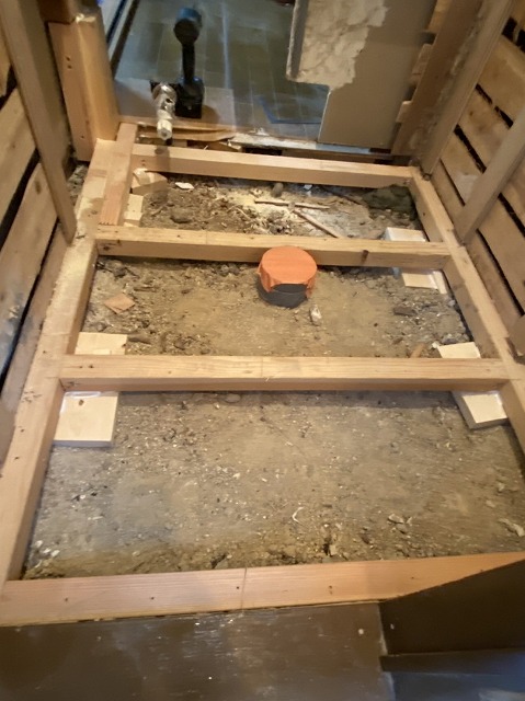 大阪市内の住宅、トイレの床下の補強